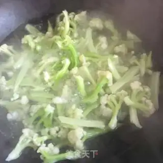 Make A simple dry-cooked vegetable step 0