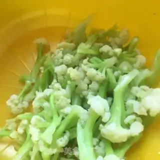 Make A simple dry-cooked vegetable step 1