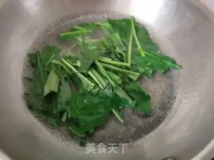 Make Tomato spinach omelet soup step 1