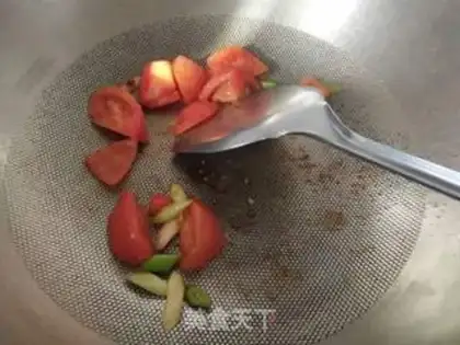 Make Tomato spinach omelet soup step 2