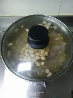 Make Soy peanut stew pig hoof step 3