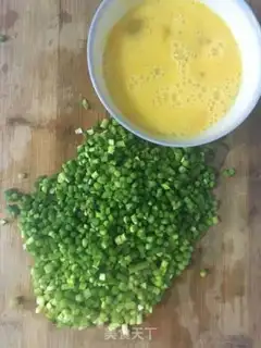 Make Garlic fried eggs step 1