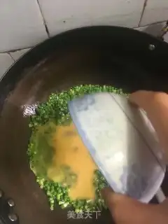 Make Garlic fried eggs step 4