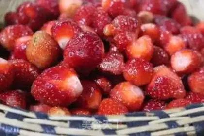 Make Strawberry sauce step 1
