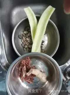 Make Old cucumber and ham soup step 0