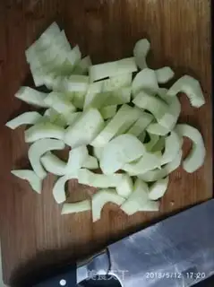 Make Old cucumber and ham soup step 1