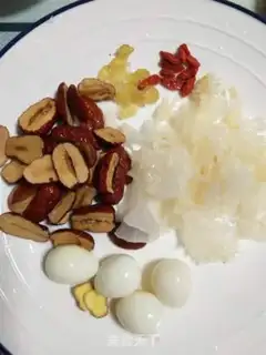 Make The quail egg stew. Silver-eared snowline step 1