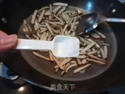 Make Favorite beans, fried fragrance step 4