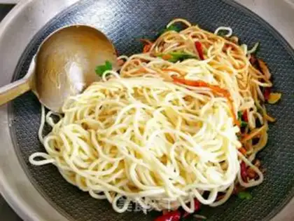 Make Spicy meat noodles step 6