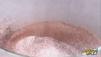 Make Net red dirty cake step 2