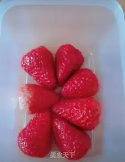 Make Milk strawberry pudding step 1