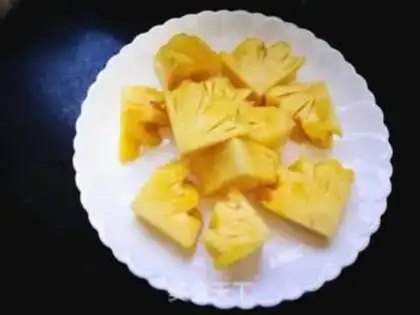 Make Fresh pineapple juice step 1