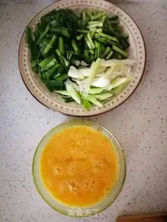 Make Scrambled eggs step 1