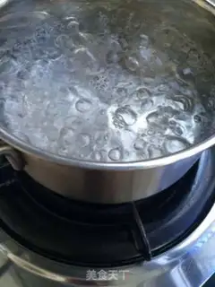 Make Rose honey milk tea step 1