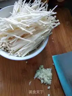 Make Frozen needle mushrooms step 1