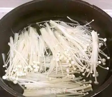 Make Red-oiled needle mushrooms step 0