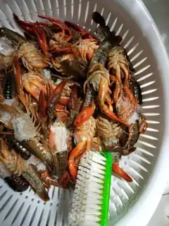 Make Spicy lobster step 1