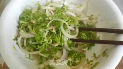 Make Onion with shrimp skin step 4