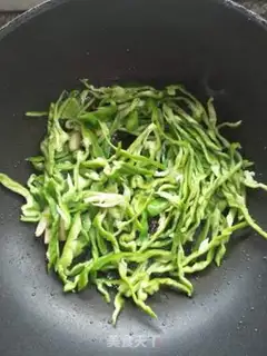 Make Cream pepper fried beans step 3