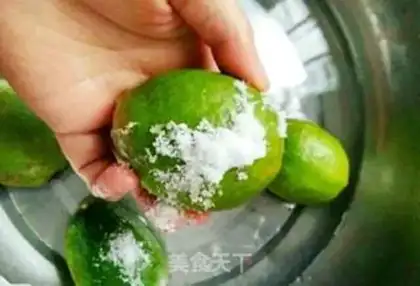 Make Homemade lemon honey water step 1