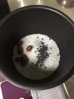 Make Silver-ear red-bean-tree porridge step 1