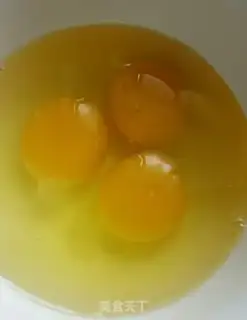 Make Tomato fried eggs step 1
