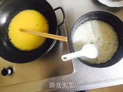 Make Three eggs of fried rice step 1