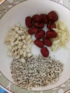 Make "Red dates, lilies, silver eardrum." step 0