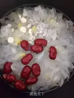 Make "Red dates, lilies, silver eardrum." step 2