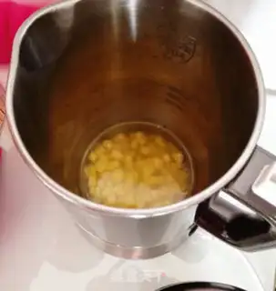Make Summer pineapple juice step 1