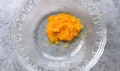 Make Pumpkin rose roll step 1