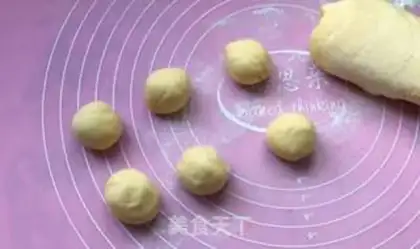 Make Pumpkin rose roll step 4