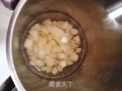 Make Summer beverage with melon juice step 1