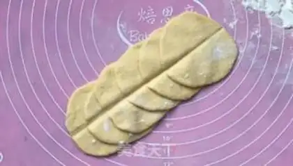 Make Pumpkin rose roll step 5