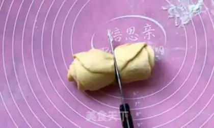 Make Pumpkin rose roll step 7