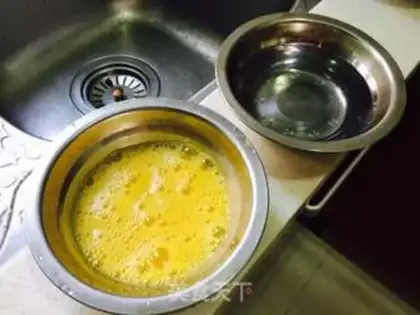 Make Seagull steamed eggs step 1