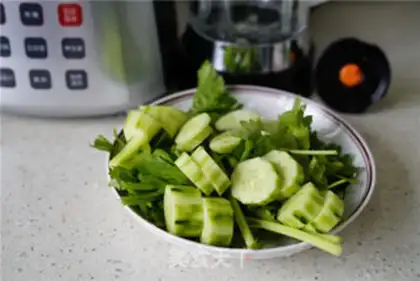 Make Celery cucumber shake step 1