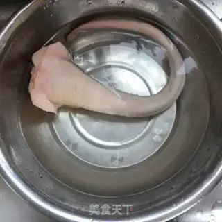 Make Pigtails burn peanut rice step 0