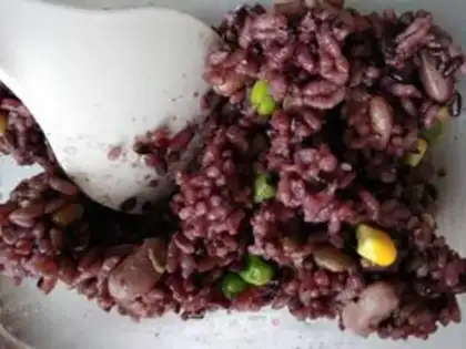 Make Pineapple rice step 0