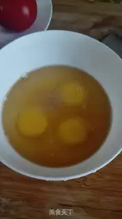 Make Tomato fried eggs step 1