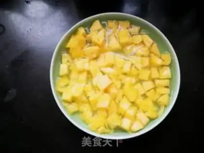 Make Curry pineapple fried rice step 3