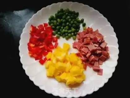 Make Curry pineapple fried rice step 4