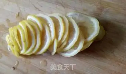 Make Lemon honey water step 1