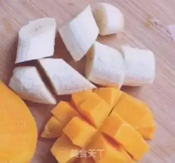 Make Banana mango milkshake step 1