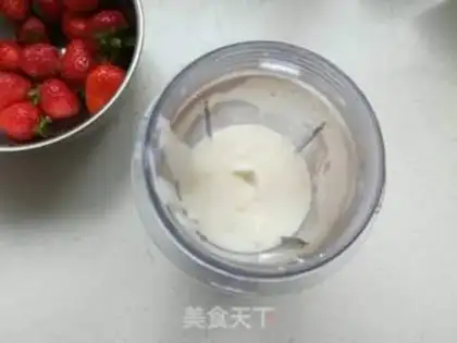 Make Summer strawberry shakes step 1