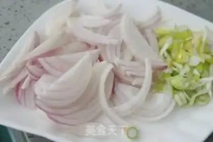 Make Onion fried bacon step 1