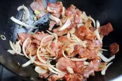 Make Onion fried bacon step 4