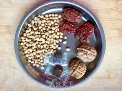 Make Red-tree walnuts, black sugar soy step 0