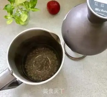 Make Red-tree walnuts, black sugar soy step 1