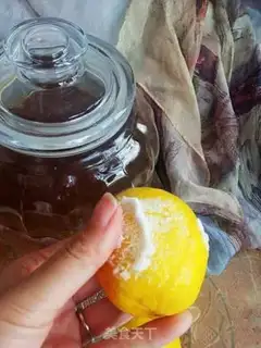 Make Lemon honey tea step 1